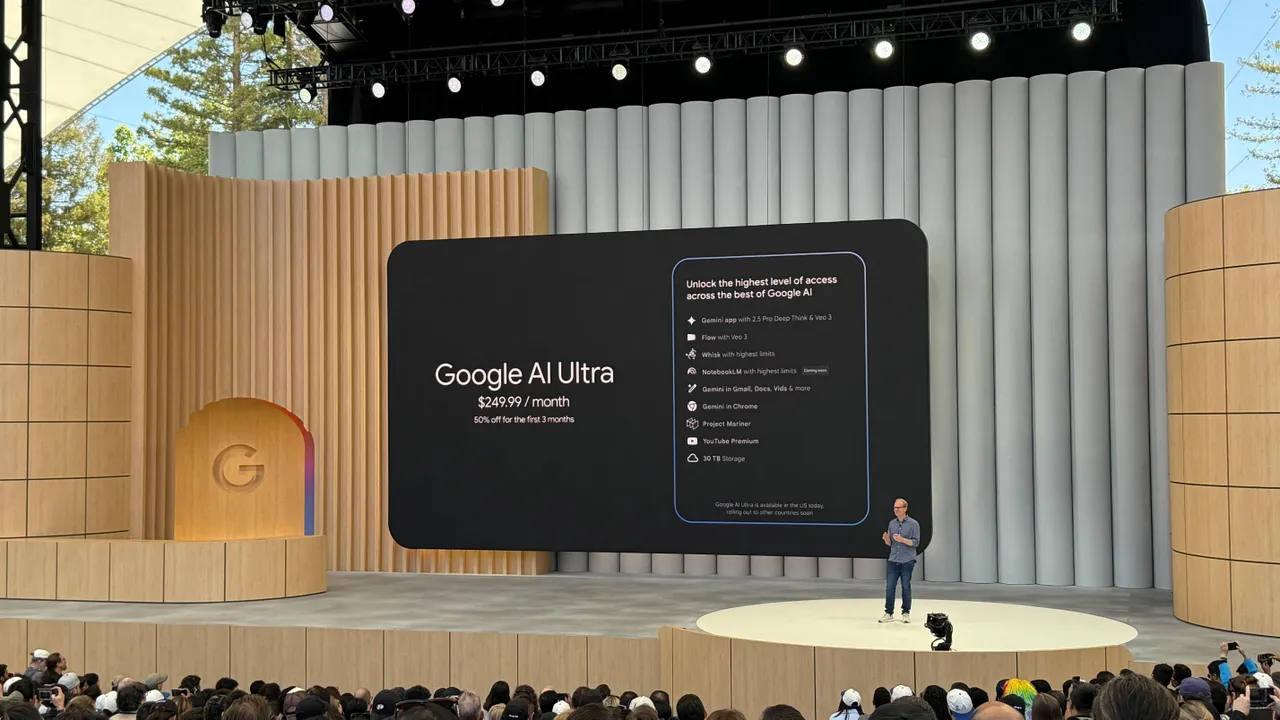 Google I/O 2025 행사에서 Google AI Ultra의 기능과 가격이 표시된 대형 스크린 앞에서 발표 중인 구글 임원
