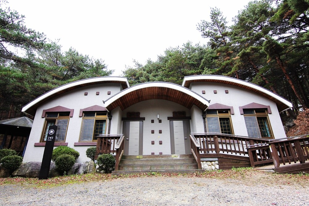칠보산 자락의 울창한 소나무 숲 사이로 조성된 소규모 휴양시설 전경